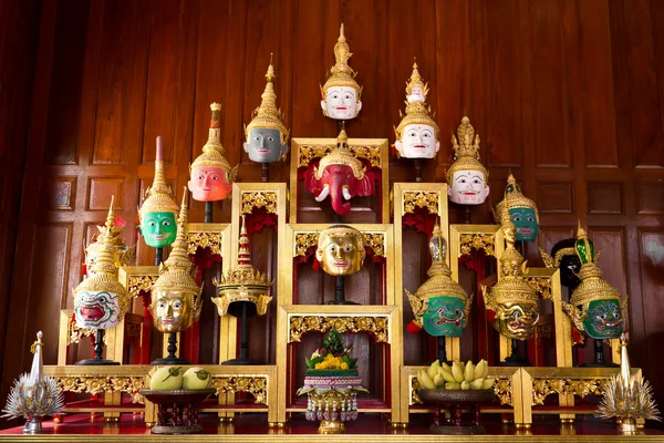 Khon-Masken stehen auf dem Altartisch — Stockfoto