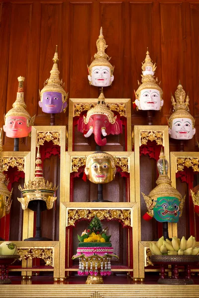 Khon Masks est situé sur l'ensemble de la table d'autel — Photo