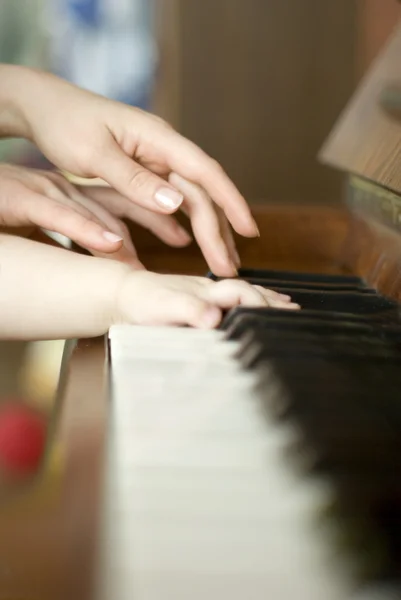 孩子们学习弹钢琴 — 图库照片