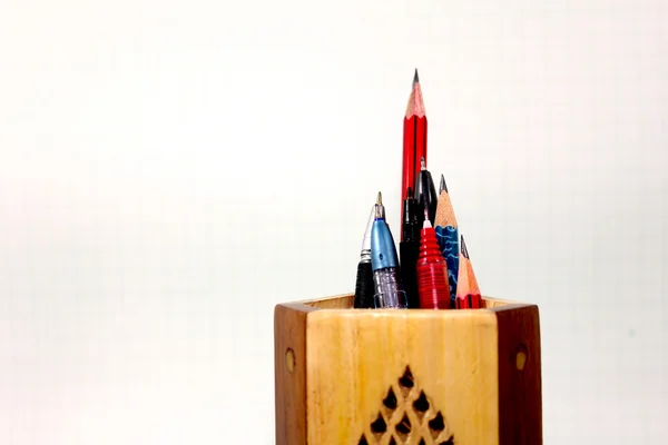 Ołówek pióro w stojak — Zdjęcie stockowe
