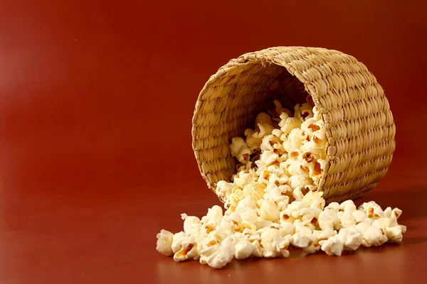 Popcorn op rode achtergrond — Stockfoto