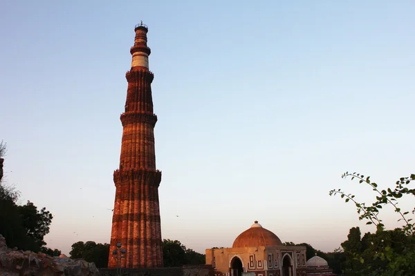Qutub minar with other structures — Stock Photo, Image