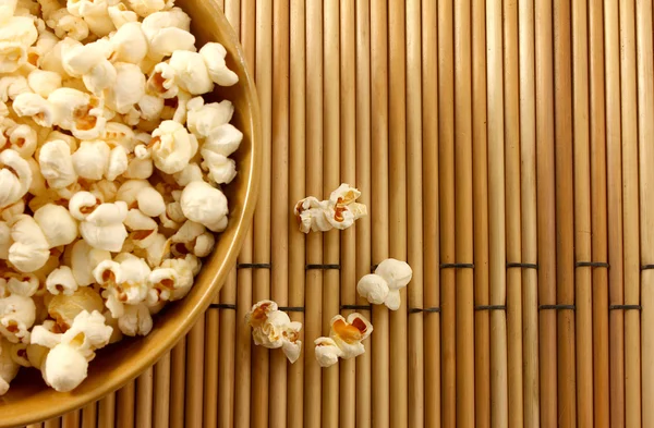 Popcorn w misce — Zdjęcie stockowe