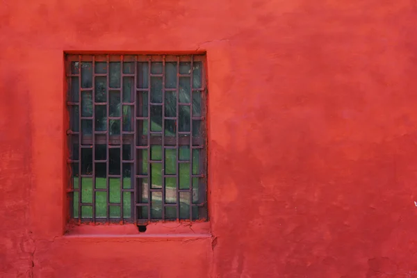 Kırmızı duvar ile pencere — Stok fotoğraf