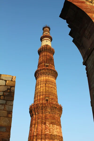 Minar Qutub com paredes — Fotografia de Stock