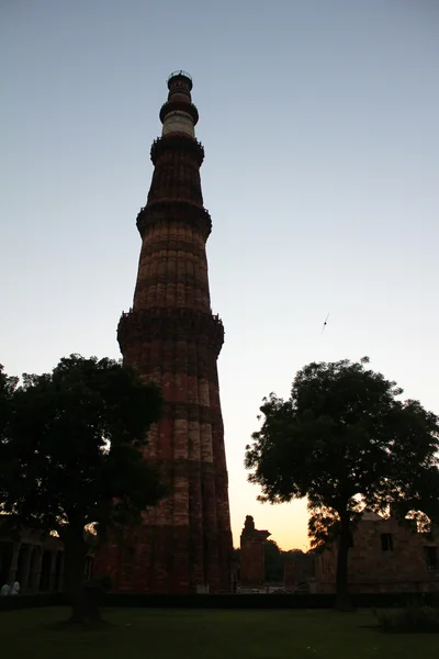 Qutub minar with trees — Stock Photo, Image