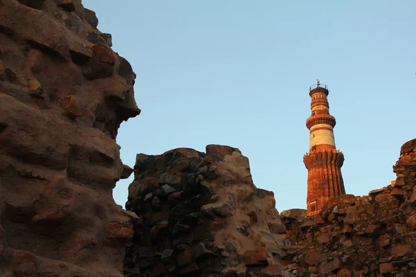 Minar Qutub e paredes — Fotografia de Stock