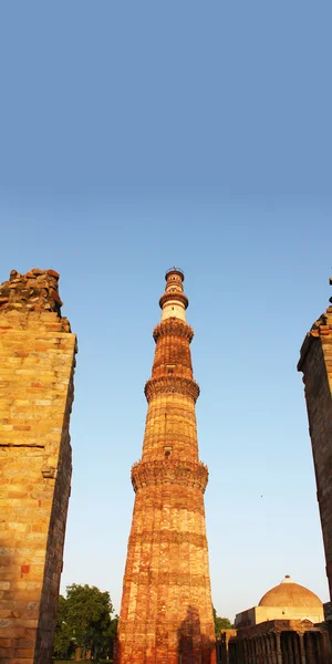 Minare di Qutub con cielo — Foto Stock