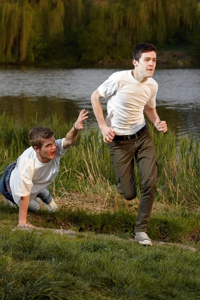 年轻的朋友慢跑 — 图库照片