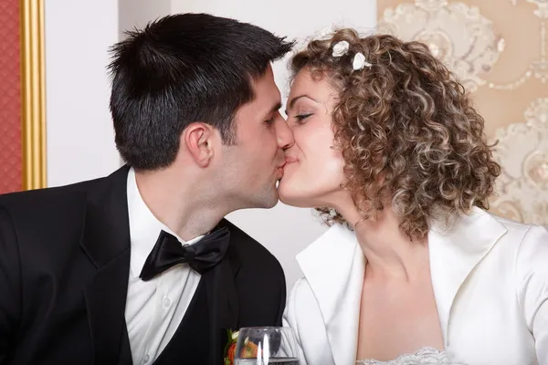Bruden och brudgummen kyss — Stockfoto