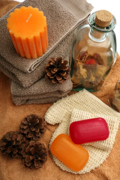 Мыло, полотенца, свечи и сосновые шишки — стоковое фото