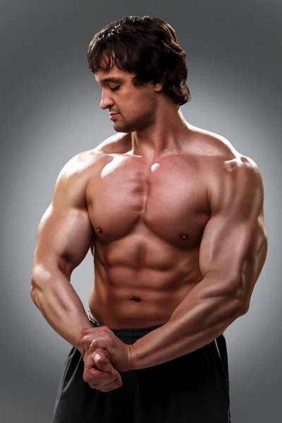 그의 근육을 보여주는 보디 — 스톡 사진