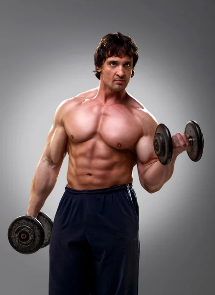 Bodybuilder doing his biceps — Stock Photo, Image