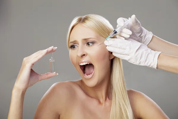 Blond tjej och botox injektion 3 — Stockfoto