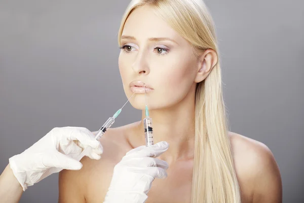 Blondine und Botox-Injektionen 2 — Stockfoto
