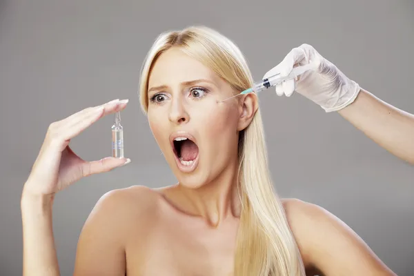 Blonďatá dívka a botox injekce — Stock fotografie