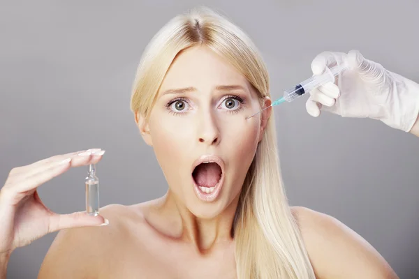Blondine und Botox-Injektion 3 — Stockfoto