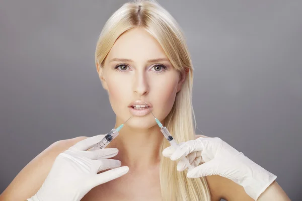 Blondýnka a botox injekce — Stock fotografie