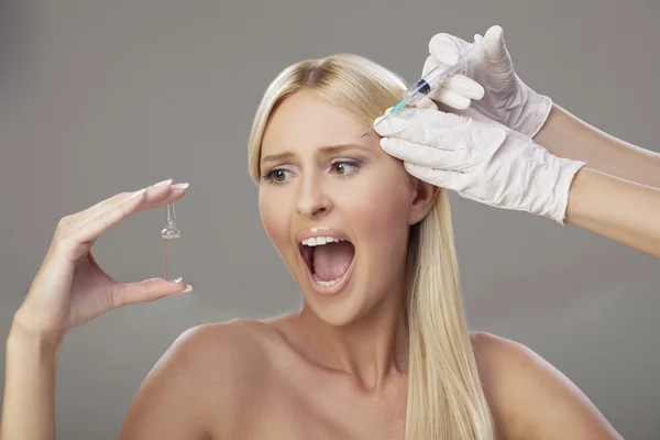 Blonďatá dívka a botox injekce 4 — Stock fotografie