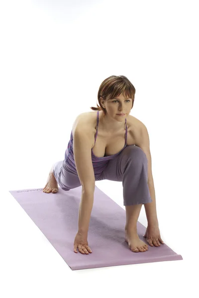 Jeune femme enceinte précoce pratiquant le yoga 2 — Photo