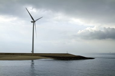 oosterscheldekering yakınlarında rüzgar türbini