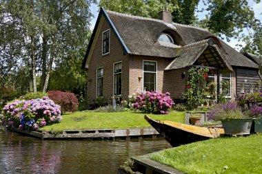 Pretty house in Giethoorn clipart