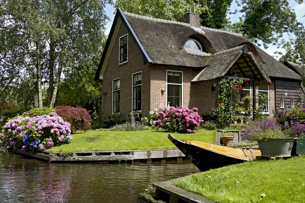 Bonita casa em Giethoorn Imagens De Bancos De Imagens