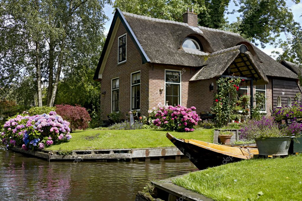 Pretty house in Giethoorn — Stock Photo © MarDym #6424748