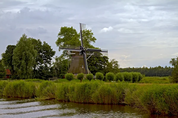 Ветряная мельница на канале — стоковое фото