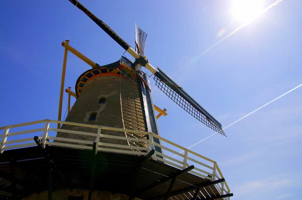 Oude molen in Nederland met de zon — Stockfoto