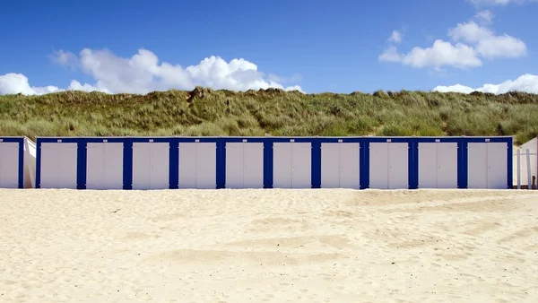 Beach chatky v bílé a modré — Stock fotografie