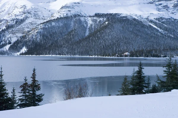Bevriezing koude winter lake scène — Stockfoto