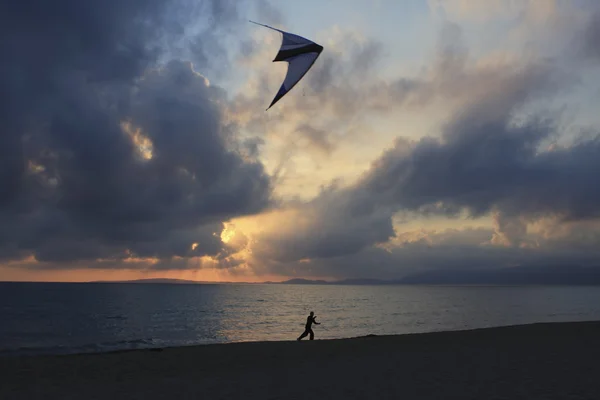 Vliegen een vlieger bij zonsondergang — Stockfoto