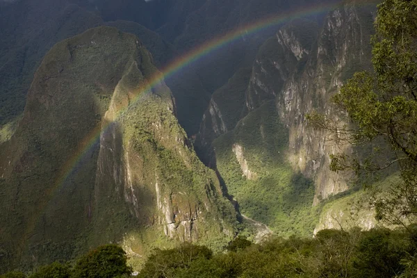 Arco iris sobre Machu Picchu Perú — Foto de Stock