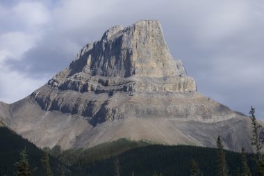 alacakaranlıkta güneş bulutların arkasına Jasper'la dağda