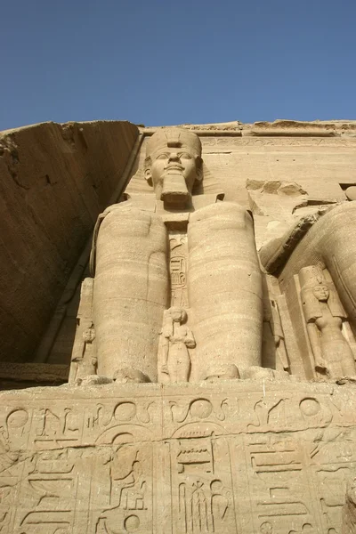 Posąg Ramzesa ii w abu simbel — Zdjęcie stockowe
