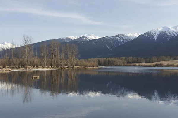 湖と山の反射 — ストック写真