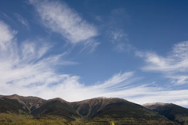 Wolken boven de bergen — Stockfoto