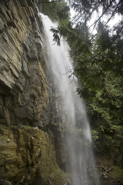 Lunga cascata — Foto Stock