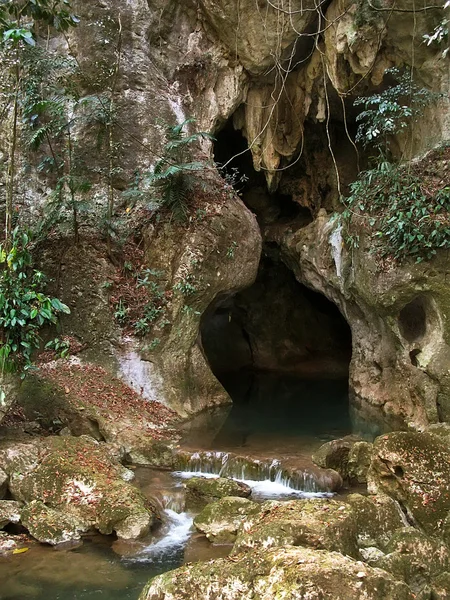 Είσοδος actun tunichil muknal σπήλαιο στο Μπελίζ Φωτογραφία Αρχείου