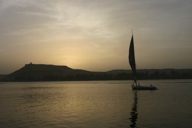 felucca tarafından günbatımında aswan Mısır Nil yelken.