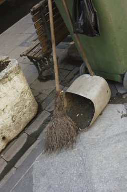 İstanbul 'un sokaklarda kullanılan ev yapımı süpürge