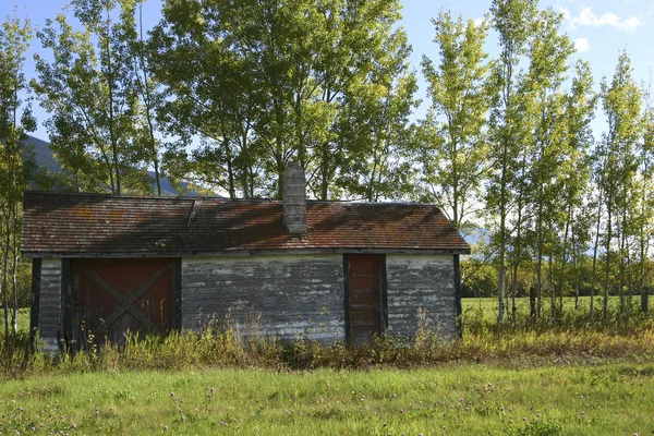 秋の紅葉に囲まれた古い建物 — ストック写真