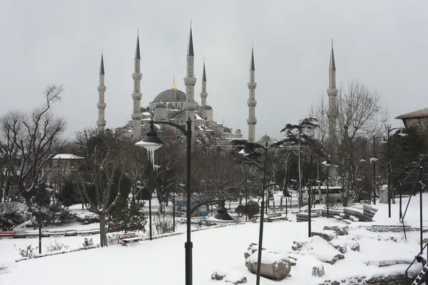 Neige recouvrant la Mosquée Bleue à Istanbul Turquie — Photo