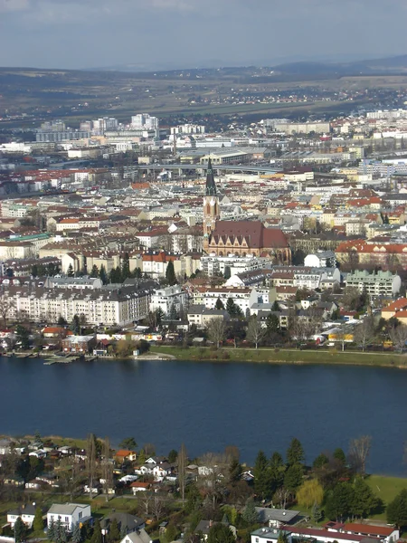 Overzicht van Wenen met de donau rivier op voorgrond — Stockfoto