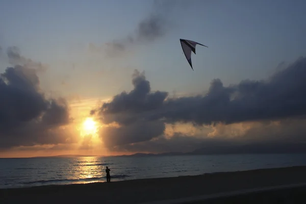 Vliegeren in mallorca Spanje bij zonsondergang — Stockfoto