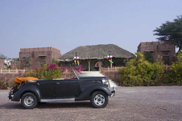 Antiguo coche Ford 1936 encontrado en el desierto cerca de Osian, India —  Fotos de Stock
