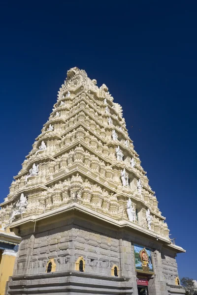 Sri chamundeshwari świątyni na wzgórzu chamundi w mysore w Indiach. — Zdjęcie stockowe