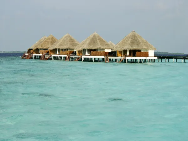 Tropická pláž a chatky na Maledivy island — Stock fotografie