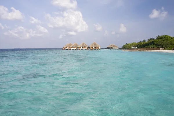 Tropisch strand en cabanas op Maldiven island — Stockfoto